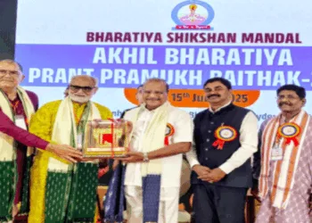 कार्यक्रम में राज्यपाल एन. इंद्रसेना रेड्डी का स्वागत करते भारतीय शिक्षण मंडल के अधिकारी