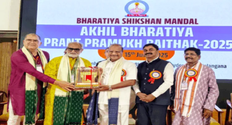 कार्यक्रम में राज्यपाल एन. इंद्रसेना रेड्डी का स्वागत करते भारतीय शिक्षण मंडल के अधिकारी