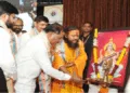 नागरिक अभिनंदन समारोह का उद्घाटन करते विष्णु देव साय और संत बालयोगेश्वर रामबालक दास महात्यागी