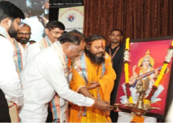 नागरिक अभिनंदन समारोह का उद्घाटन करते विष्णु देव साय और संत बालयोगेश्वर रामबालक दास महात्यागी