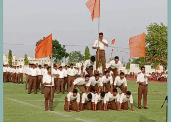 संघ शिक्षा वर्ग में शिक्षार्थियों द्वारा प्रदर्शन करते स्वयंसेवक 