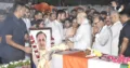 दिवंगत विजय रूपाणी के परिजनों को ढांढस बंधाते अमित शाह