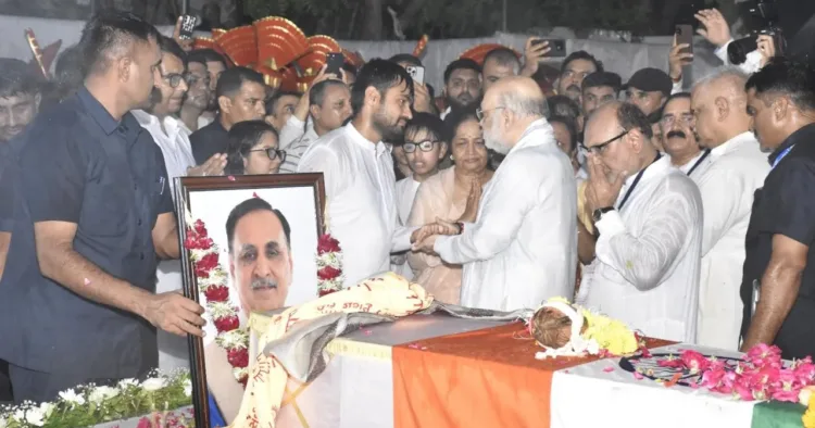 दिवंगत विजय रूपाणी के परिजनों को ढांढस बंधाते अमित शाह