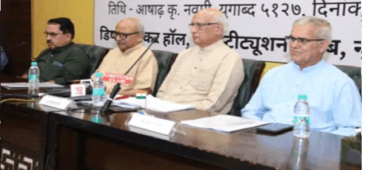 पत्रकार वार्ता को संबोधित करते हुए डॉ. रविंद्र कान्हेरे। साथ में हैं अन्य अधिकारी
