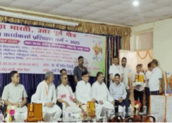 वर्ग के समापन समारोह के मंच पर विराजमान अतिथि