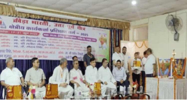 वर्ग के समापन समारोह के मंच पर विराजमान अतिथि