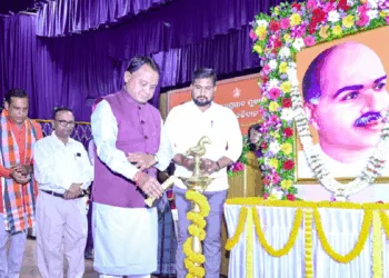 दीप प्रज्वलित कर कार्यक्रम का उद्घाटन करते मुख्यमंत्री मोहन चरण माझी