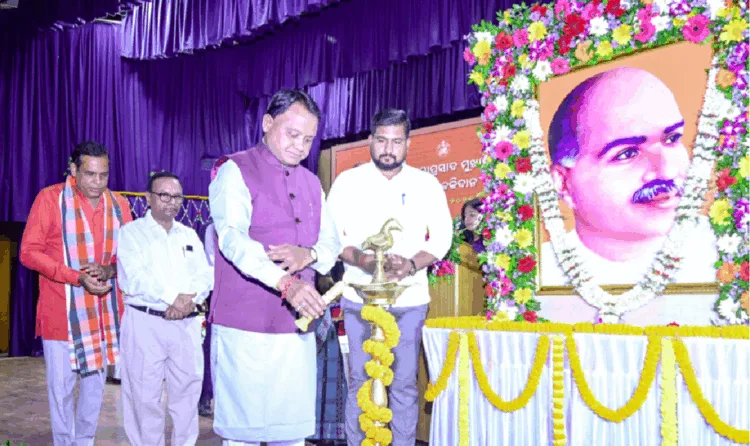 दीप प्रज्वलित कर कार्यक्रम का उद्घाटन करते मुख्यमंत्री मोहन चरण माझी