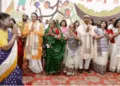 राष्ट्रपति भवन में कलाकारों का अभिवादन स्वीकार करतीं राष्ट्रपति द्राैपदी मुर्मू