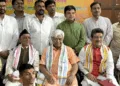 प्रशिक्षणार्थियों के साथ आलोक कुमार (मध्य में)