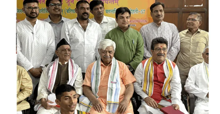 प्रशिक्षणार्थियों के साथ आलोक कुमार (मध्य में)