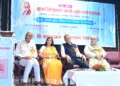 व्याख्यानमाला को संबोधित करते अभय महाजन। अन्य मंचस्थ विद्वान (बाएं से) महावीर बजाज, डॉ. तारा दूगड़, सज्जन कुमार तुलस्यान, शिशिर बाजोरिया एवं बंशीधर शर्मा