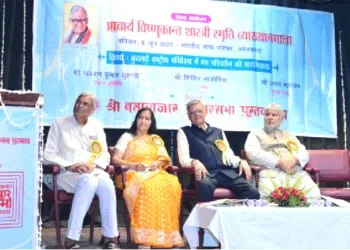 व्याख्यानमाला को संबोधित करते अभय महाजन। अन्य मंचस्थ विद्वान (बाएं से) महावीर बजाज, डॉ. तारा दूगड़, सज्जन कुमार तुलस्यान, शिशिर बाजोरिया एवं बंशीधर शर्मा