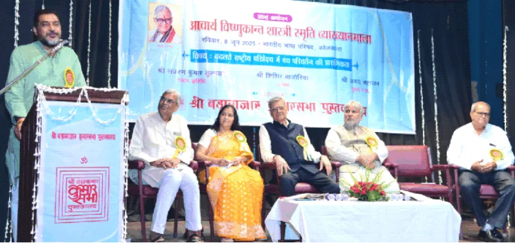 व्याख्यानमाला को संबोधित करते अभय महाजन। अन्य मंचस्थ विद्वान (बाएं से) महावीर बजाज, डॉ. तारा दूगड़, सज्जन कुमार तुलस्यान, शिशिर बाजोरिया एवं बंशीधर शर्मा