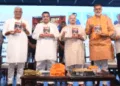 पुस्तक का लोकार्पण करते नितिन गडकरी। साथ में हैं (बाएं से) राजीव तुली, गजेंद्र सिंह शेखावत, सुनील आंबेकर, प्रहलाद सिंह पटेल और राकेश शुक्ला