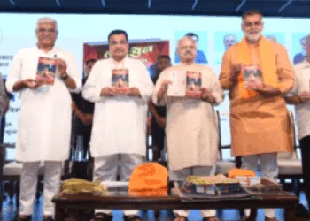 पुस्तक का लोकार्पण करते नितिन गडकरी। साथ में हैं (बाएं से) राजीव तुली, गजेंद्र सिंह शेखावत, सुनील आंबेकर, प्रहलाद सिंह पटेल और राकेश शुक्ला