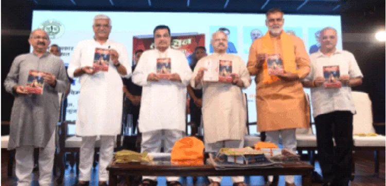 पुस्तक का लोकार्पण करते नितिन गडकरी। साथ में हैं (बाएं से) राजीव तुली, गजेंद्र सिंह शेखावत, सुनील आंबेकर, प्रहलाद सिंह पटेल और राकेश शुक्ला