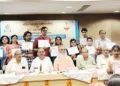 कार्यक्रम में अतिथियों के साथ कहानीकार