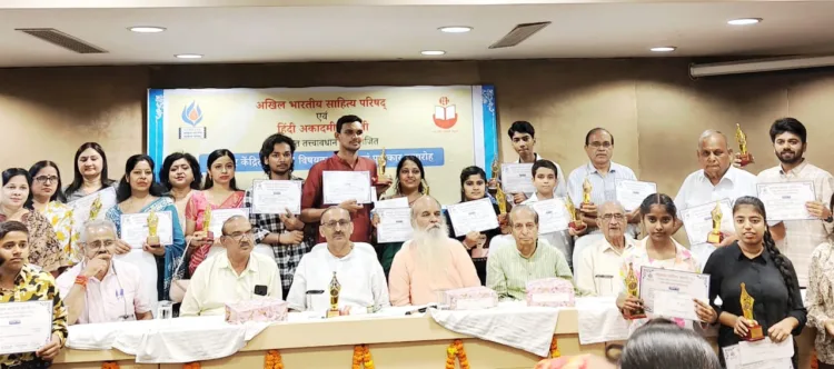 कार्यक्रम में अतिथियों के साथ कहानीकार