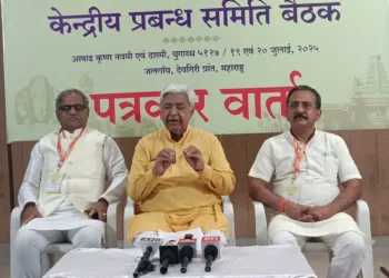 पत्रकारों को संबोधित करते श्री आलोक कुमार। साथ में हैं अन्य अधिकारी
