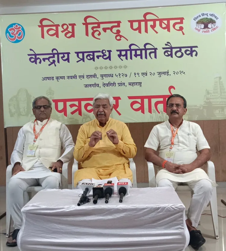 पत्रकारों को संबोधित करते श्री आलोक कुमार। साथ में हैं अन्य अधिकारी