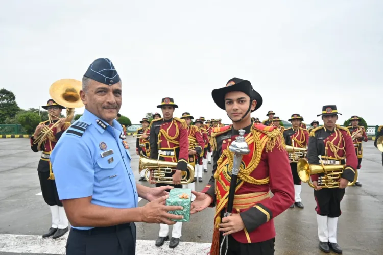 सैनिक स्कूल में एयर मार्शल सुनील काशीनाथ विधाते, एवीएसएम, वाईएसएम, वीएम का किया गया अभिवादन