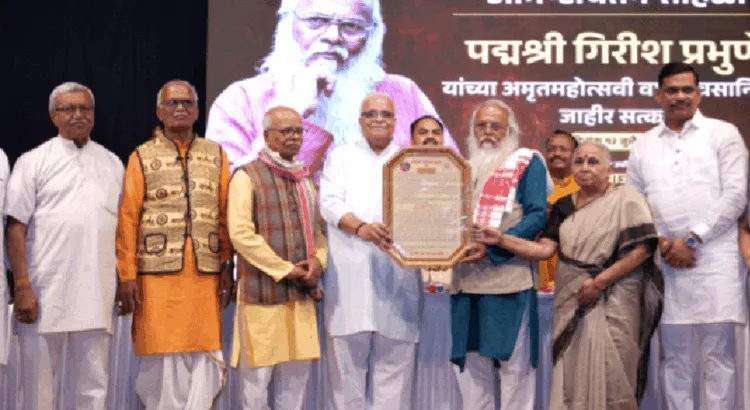 श्री गिरीश प्रभुणे को सम्मानित करते श्री भैयाजी जोशी