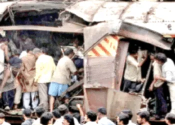 मुंबई लोक ट्रेन में बम विस्फोट कर आतंकियों ने कई मासूमों की जान ले ली थी