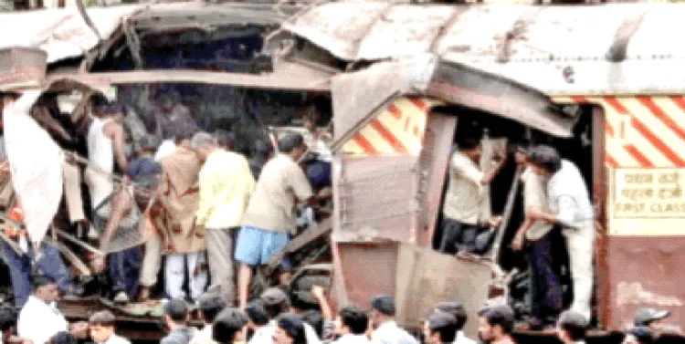 मुंबई लोक ट्रेन में बम विस्फोट कर आतंकियों ने कई मासूमों की जान ले ली थी