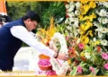 देहरादून गांधी पार्क में कारगिल विजय दिवस पर मुख्यमंत्री धामी पुष्पचक्र अर्पित करते हुए
