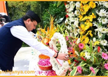 देहरादून गांधी पार्क में कारगिल विजय दिवस पर मुख्यमंत्री धामी पुष्पचक्र अर्पित करते हुए