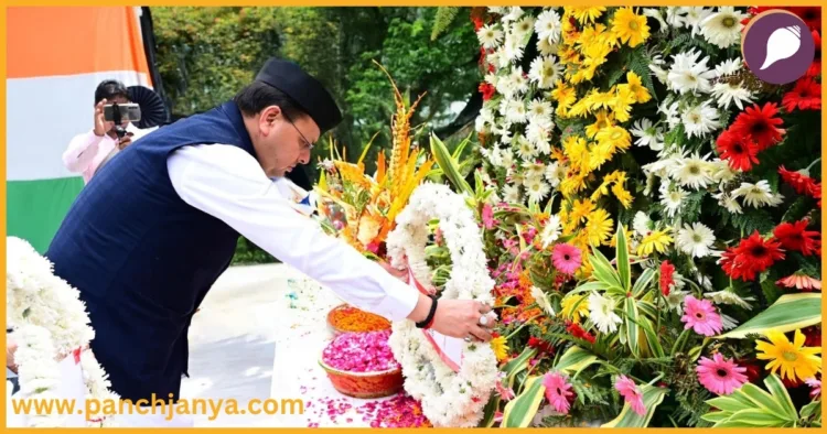 देहरादून गांधी पार्क में कारगिल विजय दिवस पर मुख्यमंत्री धामी पुष्पचक्र अर्पित करते हुए