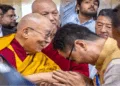 धर्मशाला में परम पावन दलाई लामा से आशीर्वाद लेते हुए केन्द्रीय मंत्री श्री किरन रिजीजू