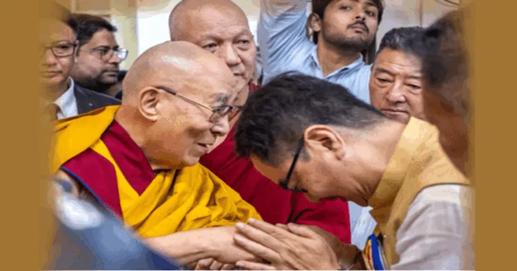 धर्मशाला में परम पावन दलाई लामा से आशीर्वाद लेते हुए केन्द्रीय मंत्री श्री किरन रिजीजू