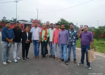 जमानत मिलने के बाद जेल से बाहर आये हुए राजेश सिन्हा और उनका स्वागत करते हिंदू कार्यकर्ता