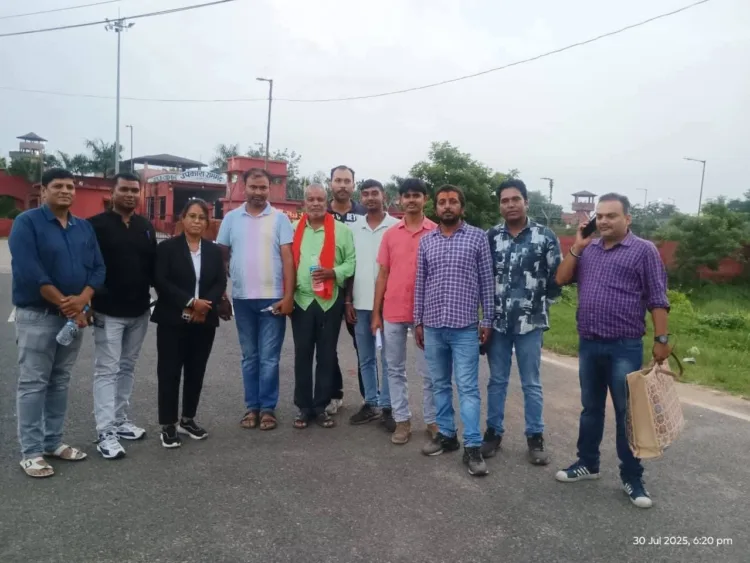 जमानत मिलने के बाद जेल से बाहर आये हुए राजेश सिन्हा और उनका स्वागत करते हिंदू कार्यकर्ता