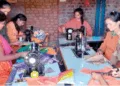 ‘सामाजिक समरसता वेदिका’ द्वारा संचालित सिलाई केंद्र में प्रशिक्षण प्राप्त करतीं लड़कियां