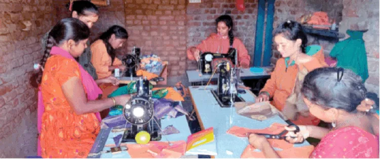 ‘सामाजिक समरसता वेदिका’ द्वारा संचालित सिलाई केंद्र में प्रशिक्षण प्राप्त करतीं लड़कियां