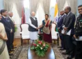 प्रधानमंत्री नरेन्द्र मोदी ने पोर्ट ऑफ स्पेन स्थित रेड हाउस में शुक्रवार को त्रिनिदाद और टोबैगो की प्रधानमंत्री कमला प्रसाद-बिसेसर से भेंट की।