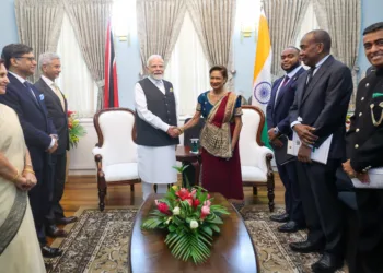 प्रधानमंत्री नरेन्द्र मोदी ने पोर्ट ऑफ स्पेन स्थित रेड हाउस में शुक्रवार को त्रिनिदाद और टोबैगो की प्रधानमंत्री कमला प्रसाद-बिसेसर से भेंट की।