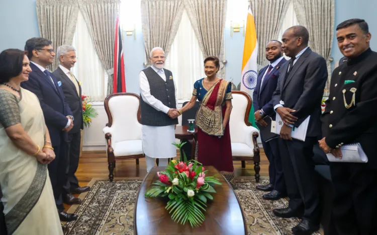प्रधानमंत्री नरेन्द्र मोदी ने पोर्ट ऑफ स्पेन स्थित रेड हाउस में शुक्रवार को त्रिनिदाद और टोबैगो की प्रधानमंत्री कमला प्रसाद-बिसेसर से भेंट की।