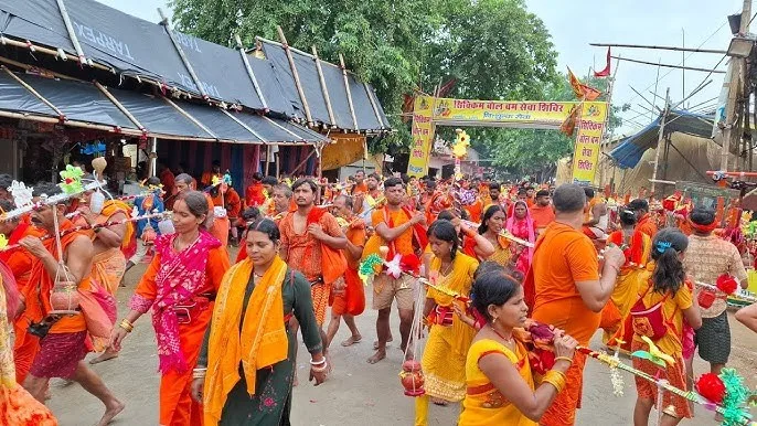 कांवड़ यात्रा में शामिल महिलाएं