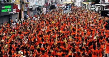कांवड़ यात्रा में गंगाजल भरकर लाते कांवड़िये