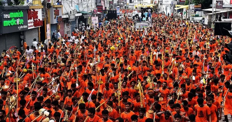 कांवड़ यात्रा में गंगाजल भरकर लाते कांवड़िये