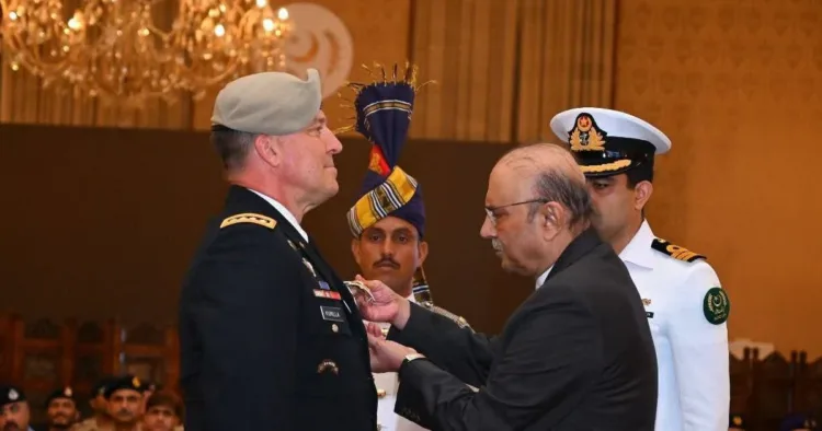 राष्ट्रपति आसिफ अली जरदारी के हाथों मिला जनरल माइकल ए. कुरिल्ला को 'निशान-ए-इम्तियाज (सेना) सम्मान'