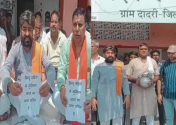 मंदिर में हनुमान चालीसा का पाठ करते लोग