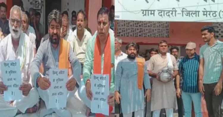 मंदिर में हनुमान चालीसा का पाठ करते लोग