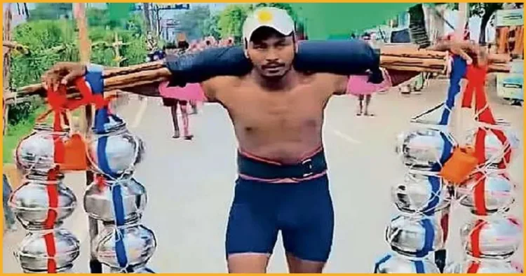 मेरठ में शिवभक्त मुस्लिम युवक शाकिर, कांवड़ यात्रा के दौरान