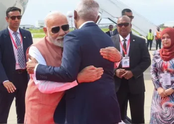 एयरपोर्ट पर गले मिले मोदी और मुइज्जू
