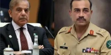 प्रधानमंत्री शाहबाज शरीफ और जनरल असीम मुनीर: पाकिस्तान एक बार फिर सत्ता संघर्ष के उस मोड़ पर खड़ा है, जहां लोकतंत्र और सैन्य तानाशाही के बीच संघर्ष निर्णायक हो सकता है
